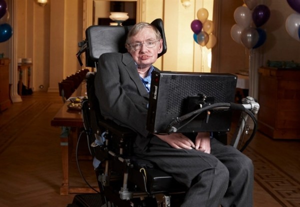 家人捐出霍金生前呼吸机治疗新冠感染者曾陪伴他走遍世界