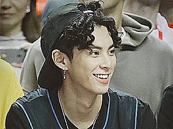 当男明星换上泡面头:易烊千玺不羁,看到王鹤棣:原谅我忍不住了