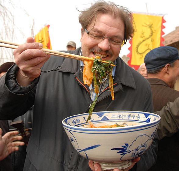 北方的碗,吃到南方是"饿",再到陕西的咥面碗,那确实是真的大