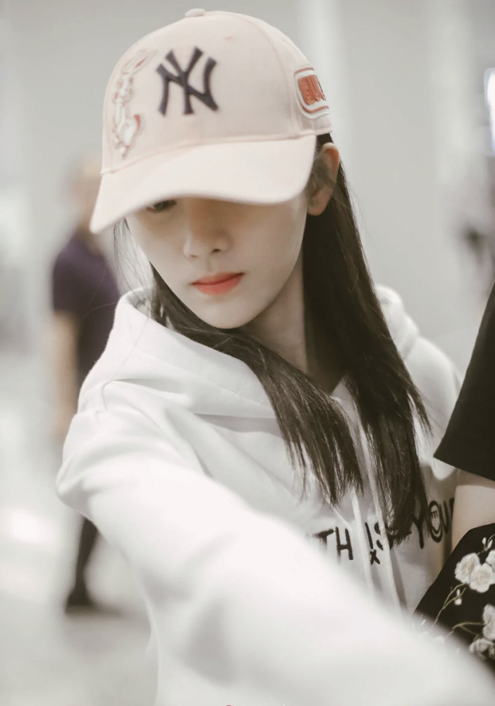 鞠婧祎戴上帽子故意往下遮住一半脸网友这脸是有多小