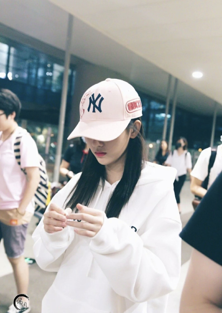 鞠婧祎戴上帽子故意往下遮住一半脸网友这脸是有多小