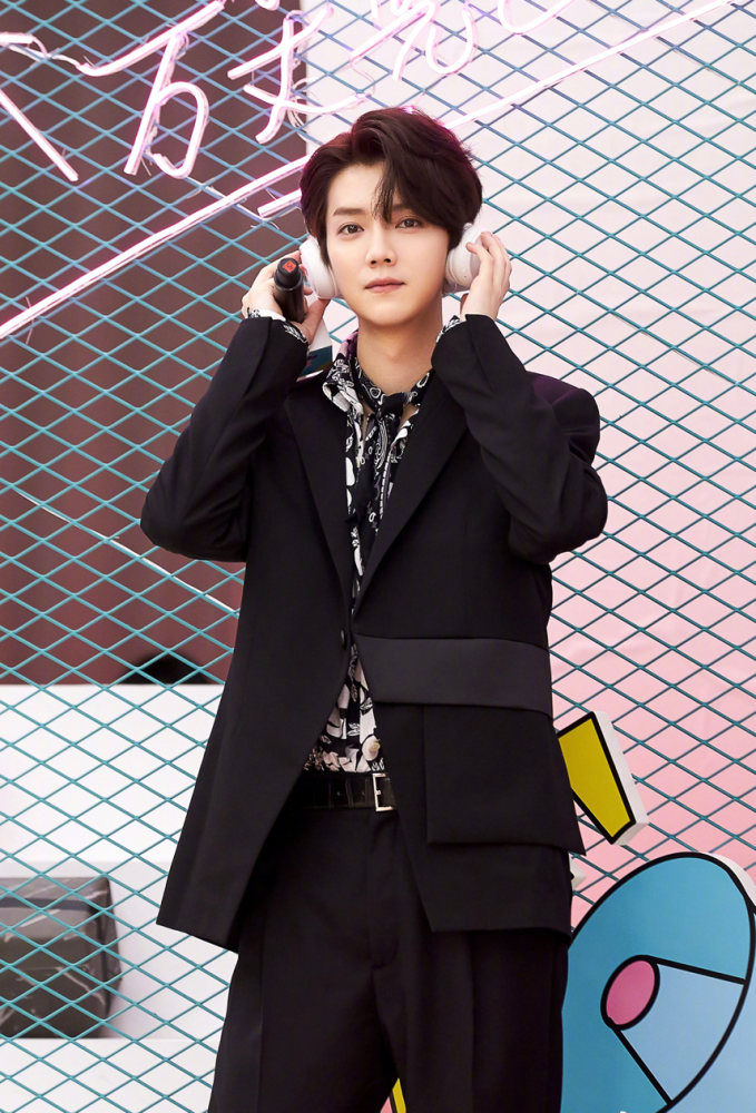 鹿晗穿花瓣衬衫潇洒帅气,喜爱休闲宽松的他,轻松驾驭不同风格