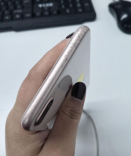 第一次见氧化超级严重的iphone8plus,关键还是原装机!