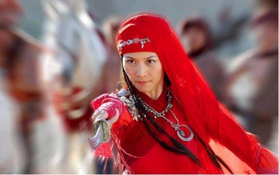 此后接拍了《白发魔女传》,在剧中饰演女主练霓裳,凭借精湛的演技,将