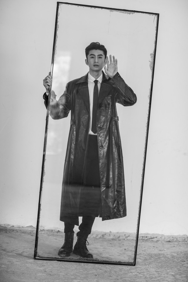 张云龙黑白格调大片框中人眼神静谧沉稳