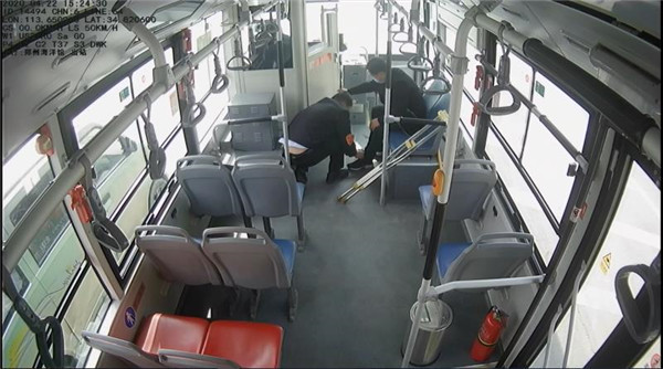 男乘客弯腰致谢只为感谢公交车长三次帮助自己视频全程记录暖心瞬间