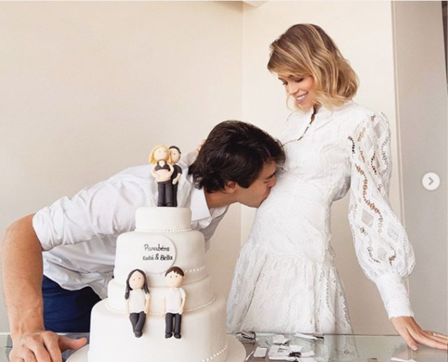 世界杯冠军巨星太幸福亲吻24岁娇妻孕肚为9岁女儿庆生