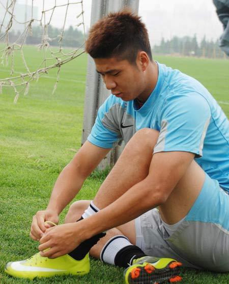 替补:张耀坤,王圣,李学鹏锋线:杨旭,董方卓前卫:于汉