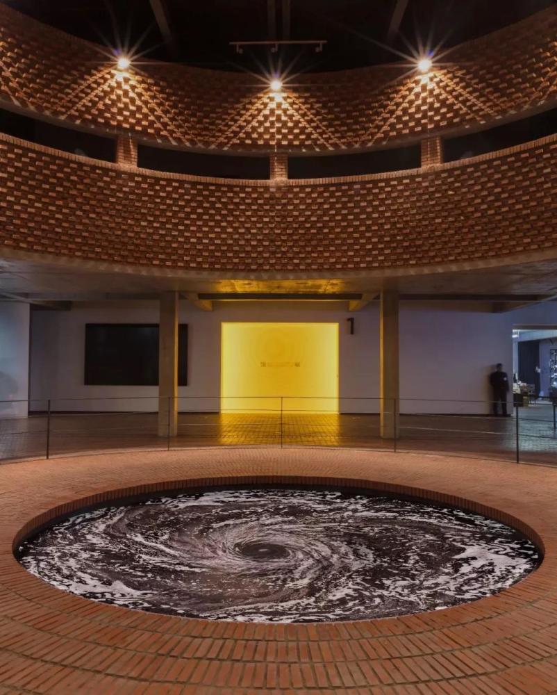 偏爱红色的国际盛誉艺术家anish kapoor