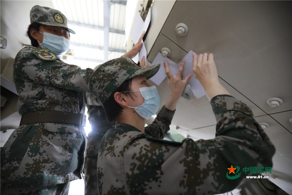 陆军第77集团军某旅组织官兵对战车进行换季保养