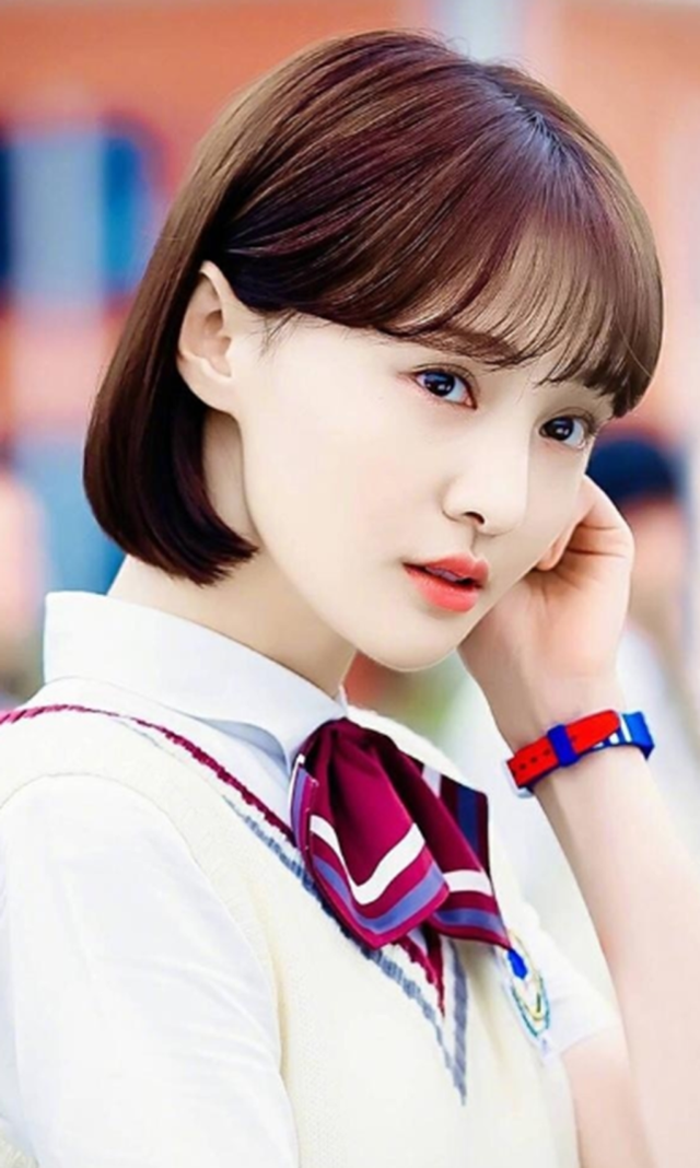 郑爽小仙女回归,穿粉色毛衣淡妆清纯,可惜法令纹太抢镜