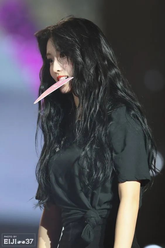 黑头发显土?人家可时髦着呢