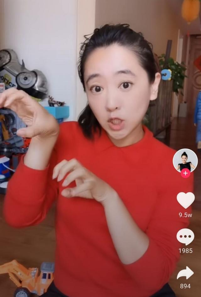 42岁月亮姐姐晒日常活泼依旧状态好家中玩具杂乱被赞接地气