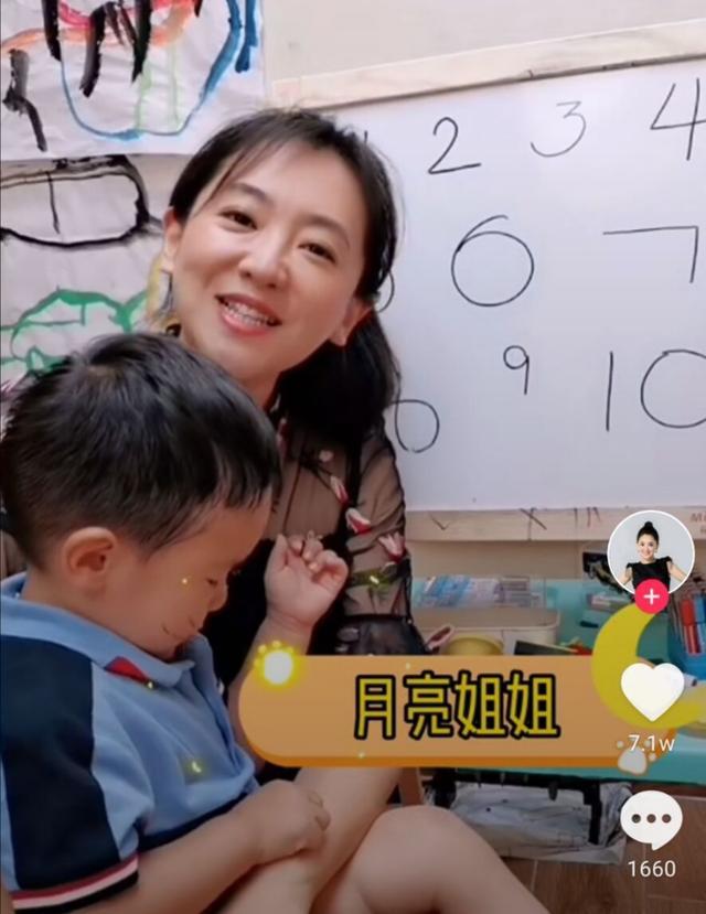 42岁月亮姐姐晒日常,活泼依旧状态好,家中玩具杂乱被赞接地气_腾讯