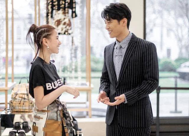 何超莲|窦骁赌王葬礼后在女友家陪伴，何超莲陪窦骁健身练肌肉，幸福满满