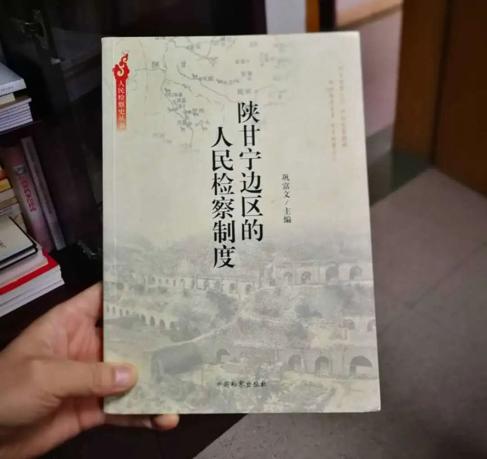 读 书 让我们在独处时能够平静自如 在众处时也能安守本心 活出自己的