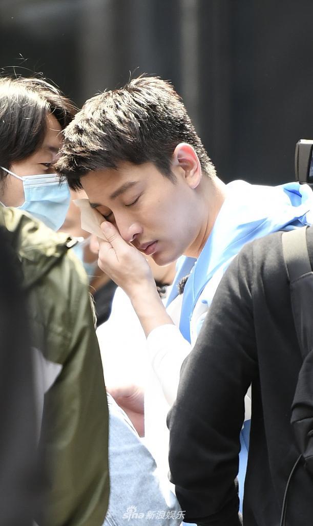 贾乃亮现身录制极限挑战手拿饮料与岳云鹏同框