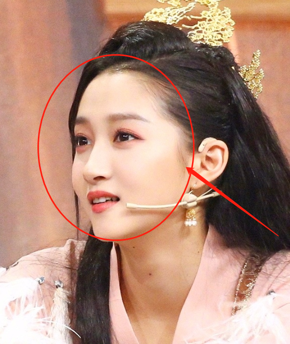 难怪说关晓彤五官很精美,看清她素颜下的鼻子,上帝亲自捏的吧?