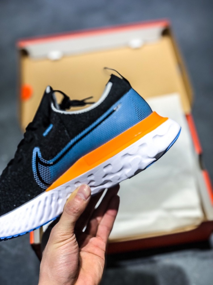 耐克瑞亚三代 nike epic react flyknit 黑蓝运动鞋.综合性跑鞋之一 .