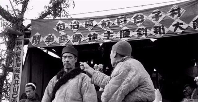 历史解密1951年贫农斗地主现场图4地主恶霸被就地枪决