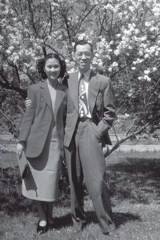 长子徐积锴与儿媳张粹文1974年,苏医生去世后,张幼仪搬到纽约跟儿 