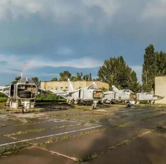 俄罗斯网友实拍废弃军事机场,成排苏-24战机任参观,核心引擎已全部被