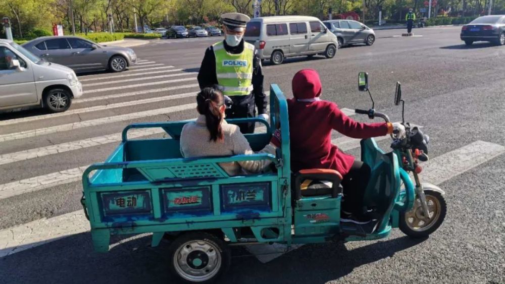 三轮车载人太危险,莫让悲剧重演!