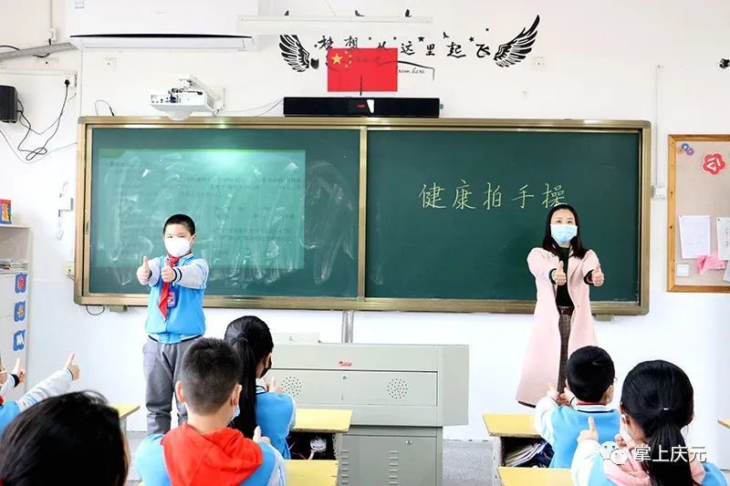 这个学校的体育老师逆袭了 全校师生都跟着他们快乐拍拍拍 腾讯新闻