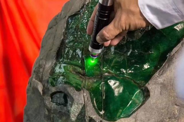 最完美的翡翠赌石,重达1吨的玻璃种帝王绿,估价5个亿!