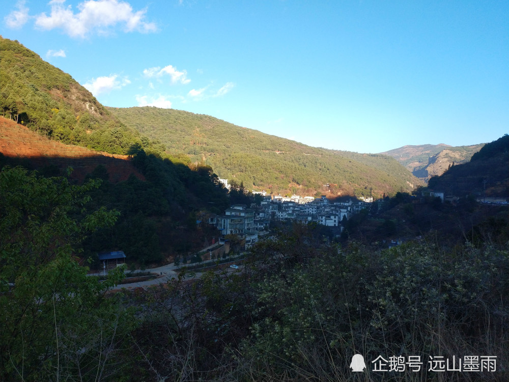 想爬山,看水,赏花,发呆,那就去昆明陡坡村吧,那里都有