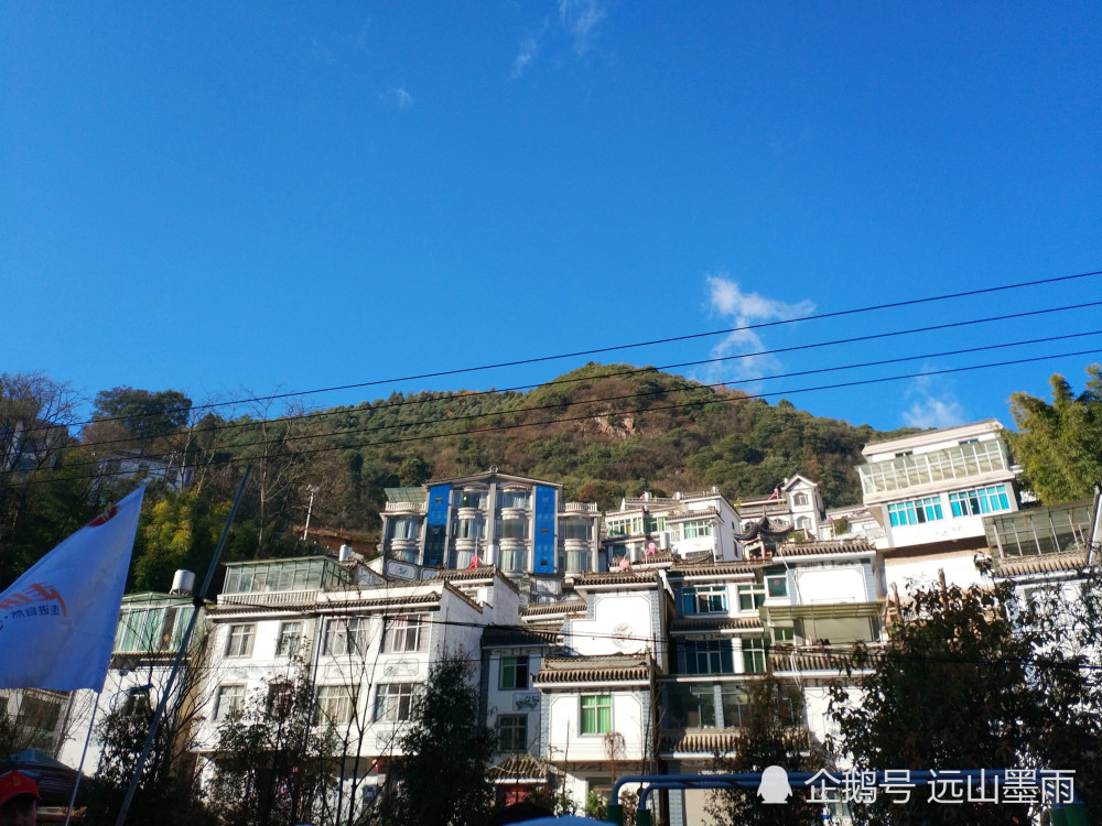 想爬山,看水,赏花,发呆,那就去昆明陡坡村吧,那里都有