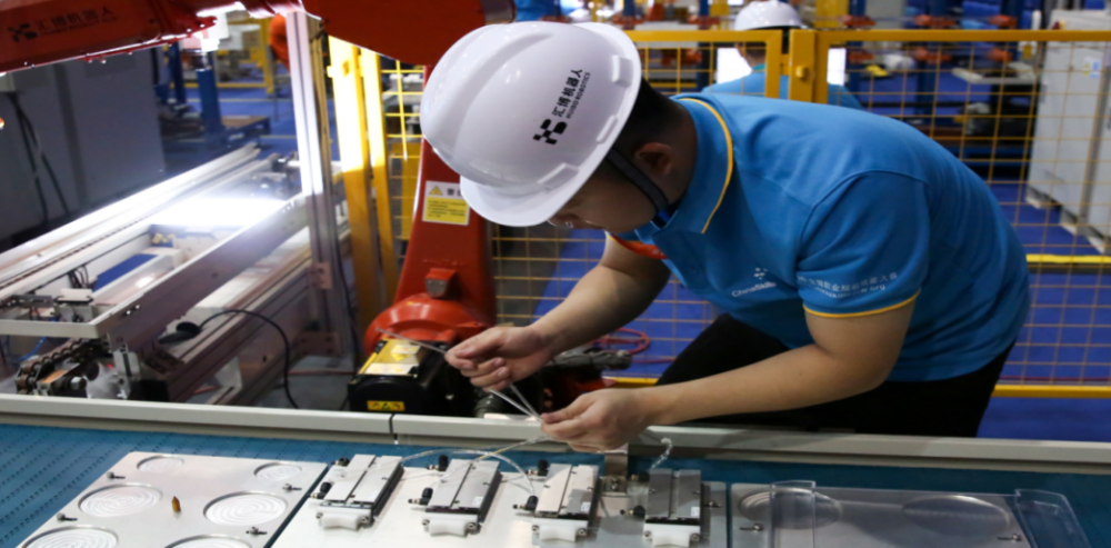 智能制造工程技术人员调试自动化产线在智能制造的应用型岗位上,主要