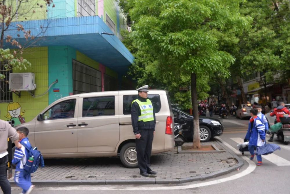 小編再次提醒:開車接送學的家長, 請服從現場交警指揮,將車輛停在停車