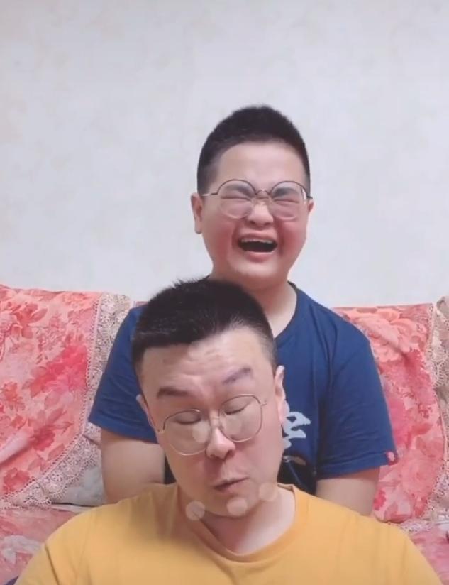 "谢腾飞"亲爸长相曝光,父子两人如复制粘贴,比谢永强帅太多!