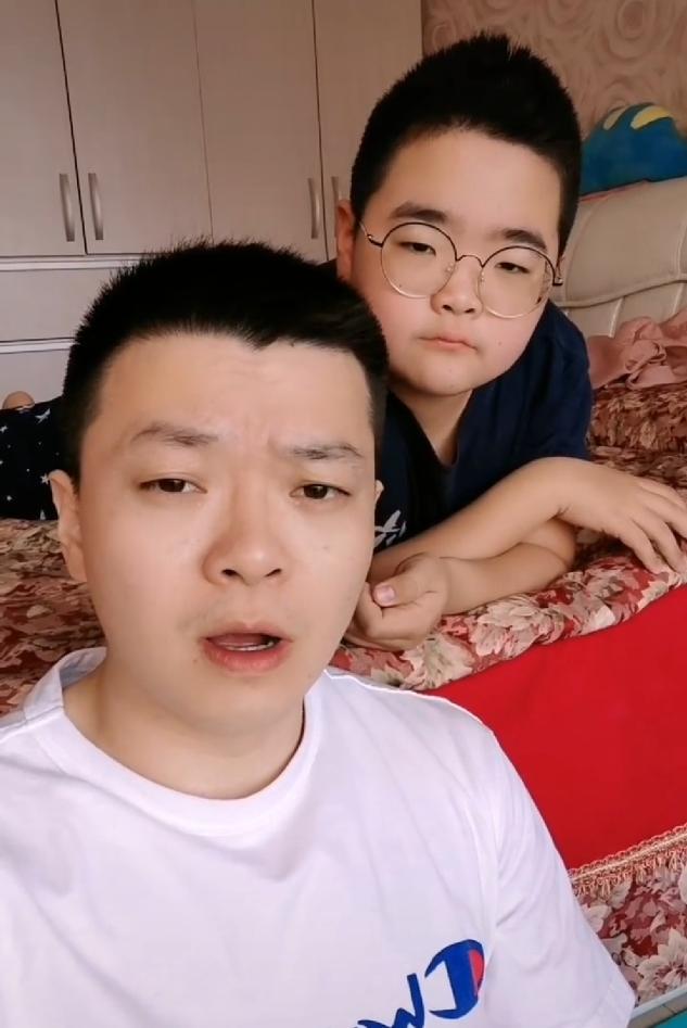 相比较之下,曹桐睿和《乡村爱情》中的父亲"谢永强"就不那么相像了,但