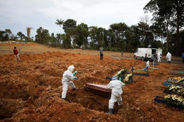 巴西一城市新冠死者数量太多不得不开挖万人坑埋葬遗体