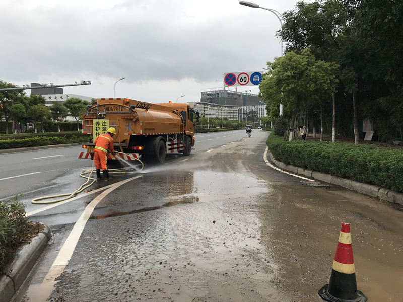 雨后洁路保道畅通 腾讯新闻