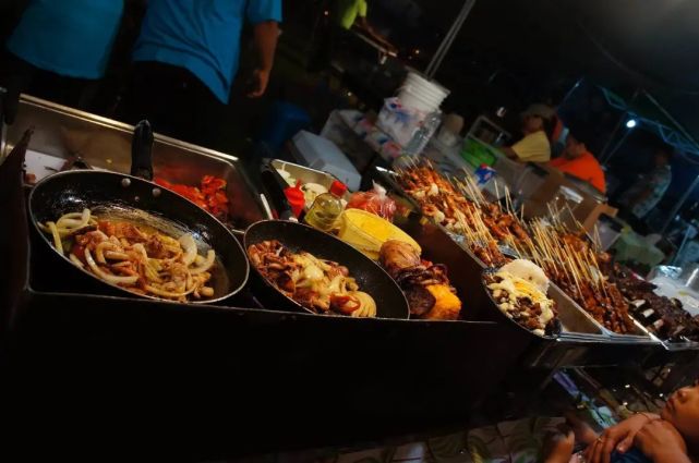 泰山夜市也叫北新夜市,是泰安最出名的夜市小吃街,位置在奈河东路,下