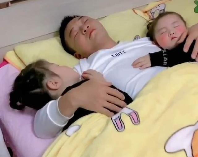 爸爸与两个女儿"左拥右抱"入睡,转眼看到旁边的儿子,妈妈怒了