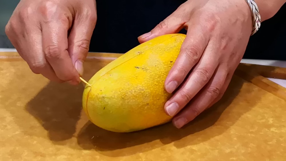 刚知道芒果身上扎一牙签剥皮时不脏手不流汁轻松剥出芒果肉