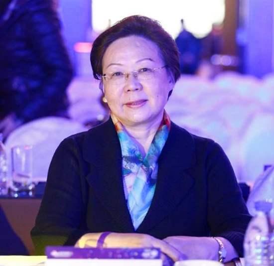 作为首批女篮国手,钟南山妻子李少芬曾堪称球场上的"詹姆斯"!