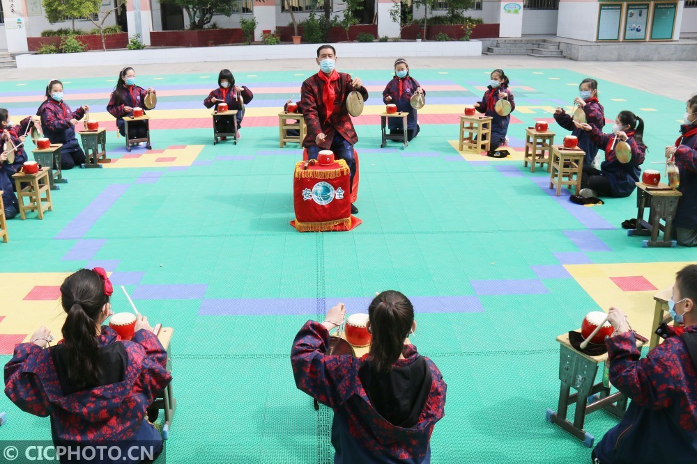 非遗传承人张福昌向孩子们传授淮海锣鼓的演奏技巧