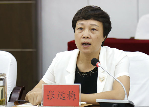 洪湖女书记卸任临别挥手很难曾直播带货现场烹排骨莲藕汤