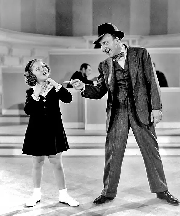 1934年12月28日,专门为秀兰创作的电影《亮眼睛》这一年,6岁的秀兰