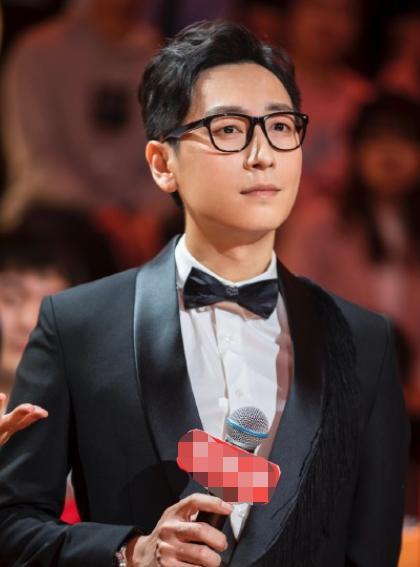 江苏台李好遭老婆怒斥?承诺买包又反悔!连主持人彭宇都嫌他抠门