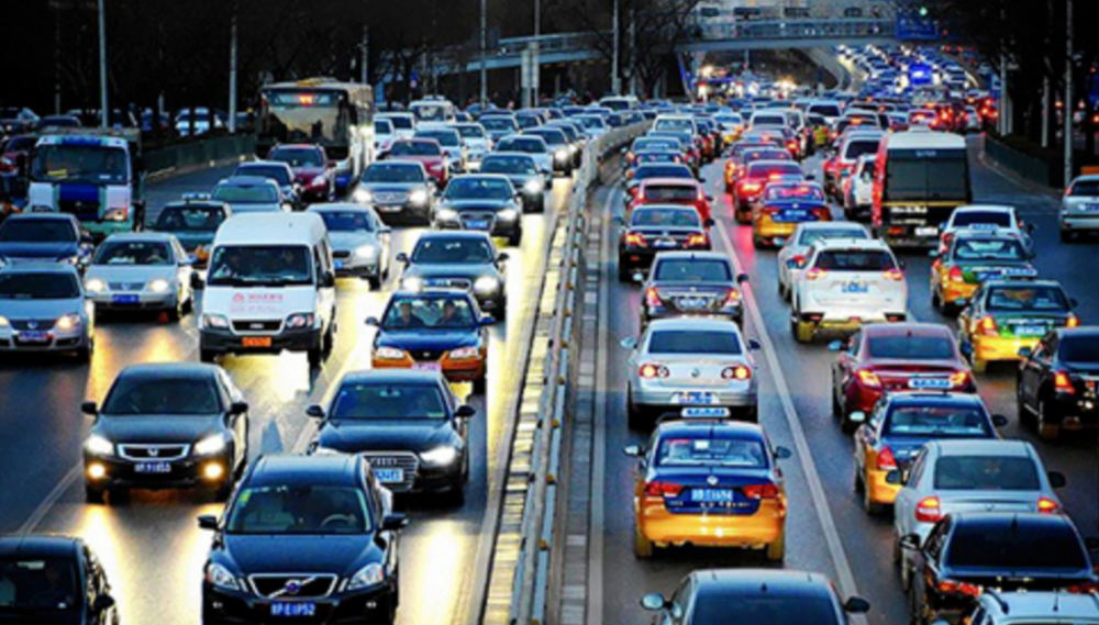 零堵车城市市民开车出行被罚款只能靠腿走