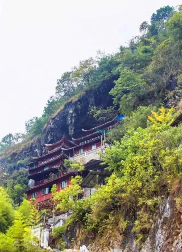 云岩寺山还没被修建寺庙之前,是腾冲明光的大尖山,与二尖山是姐妹山.