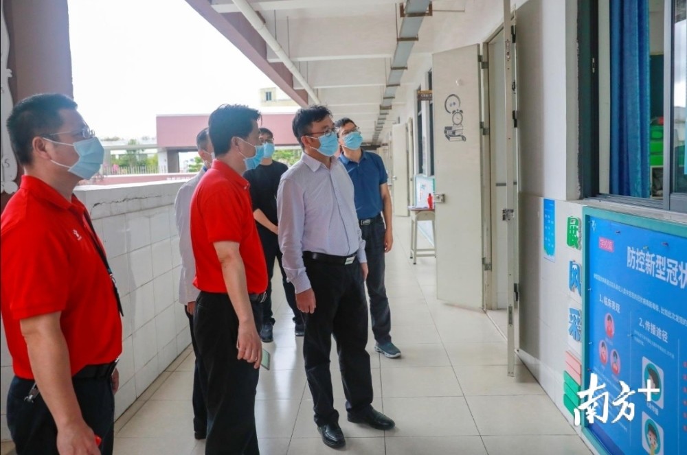 复学准备工作当天上午,坂田街道党工委书记张志华带队先后到雪象学校