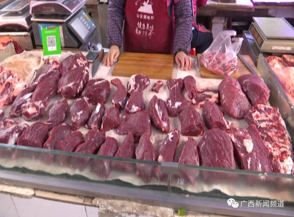 牛肉摊摊主 陈先生:牛肉现在51,52元1斤,涨了一两元,去年这个时候是