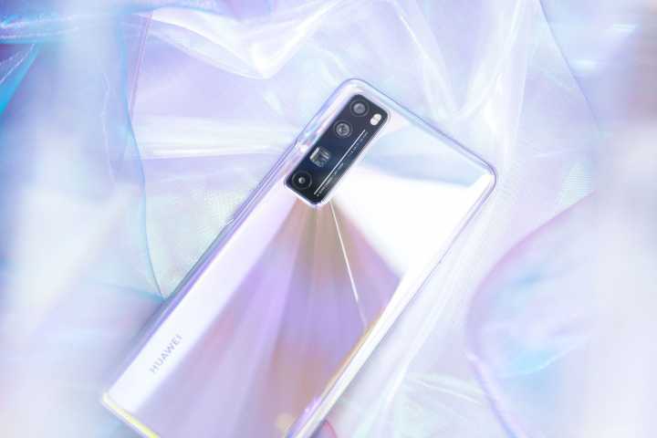 年轻潮流:华为nova7系列发布,易烊千玺带你领略7号色自拍时尚